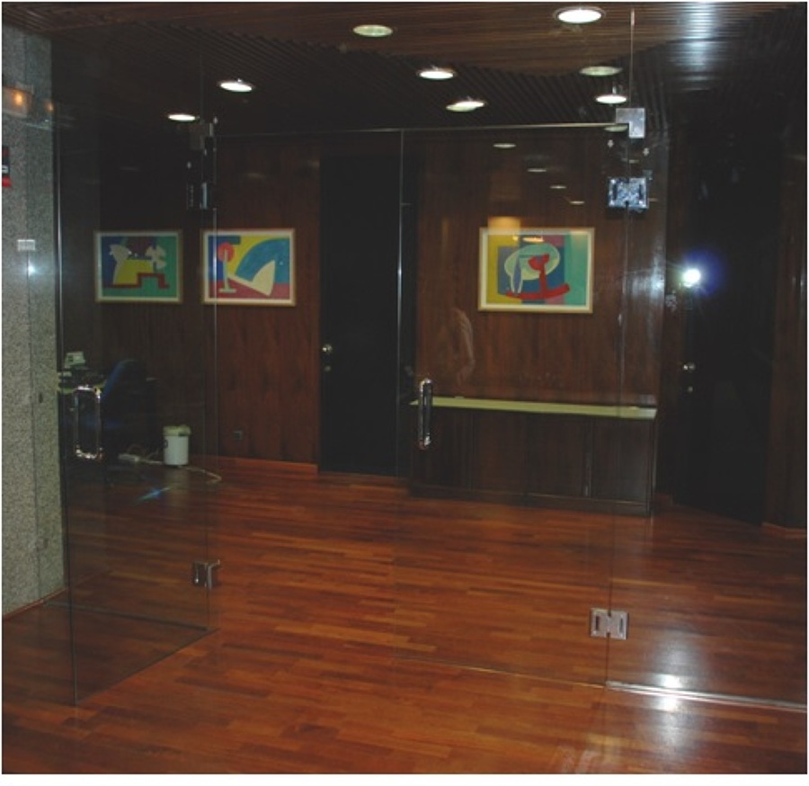 Cerramiento de vidrio de puertas abatibles con montantes fijos