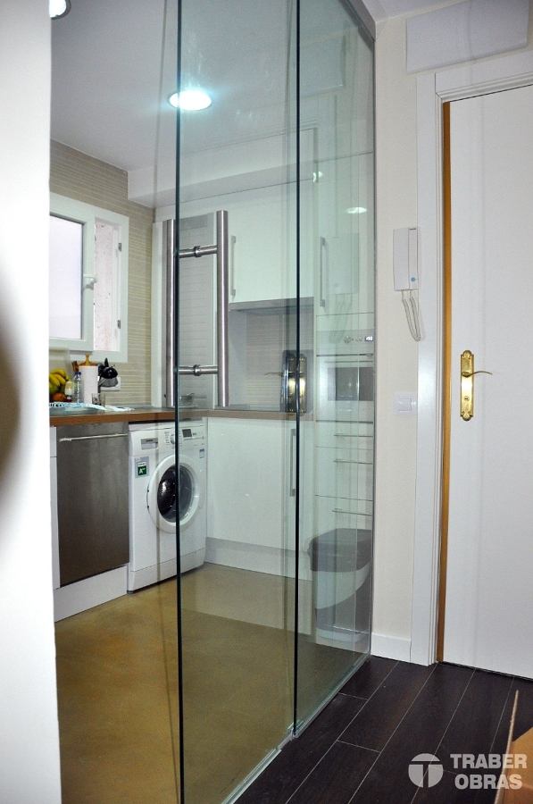 Cerramiento de vidrio templado. Fijo y hoja corredera.