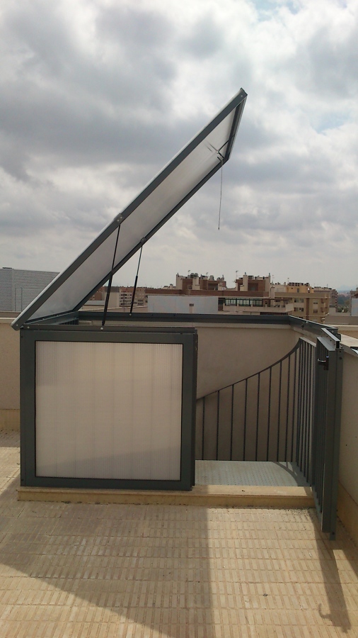 CERRAMIENTO ESCALERA ACCESO TERRAZA SUPERIOR