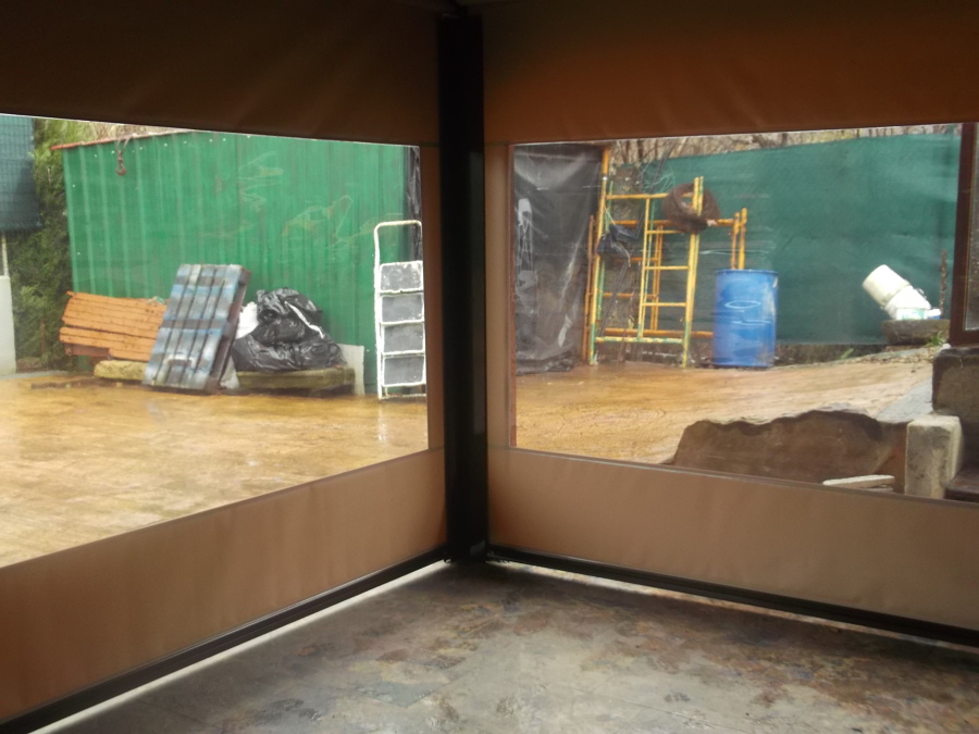 Cerramiento con toldos verticales con guías