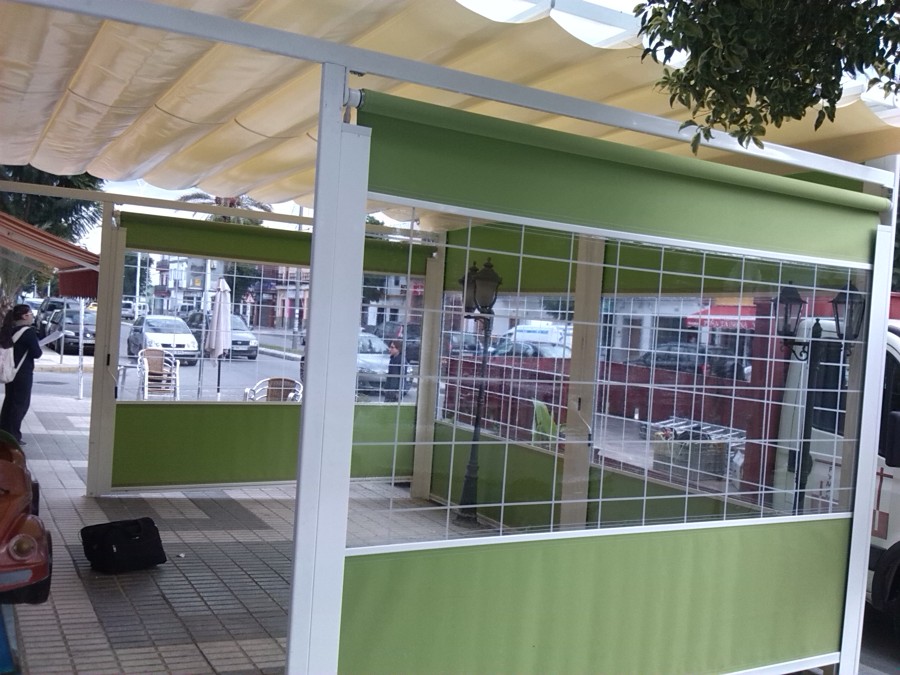 CERRRAMIENTO MEDIANTE  VELA DE PALILLERIA  Y TOLDOS  VERTICALES