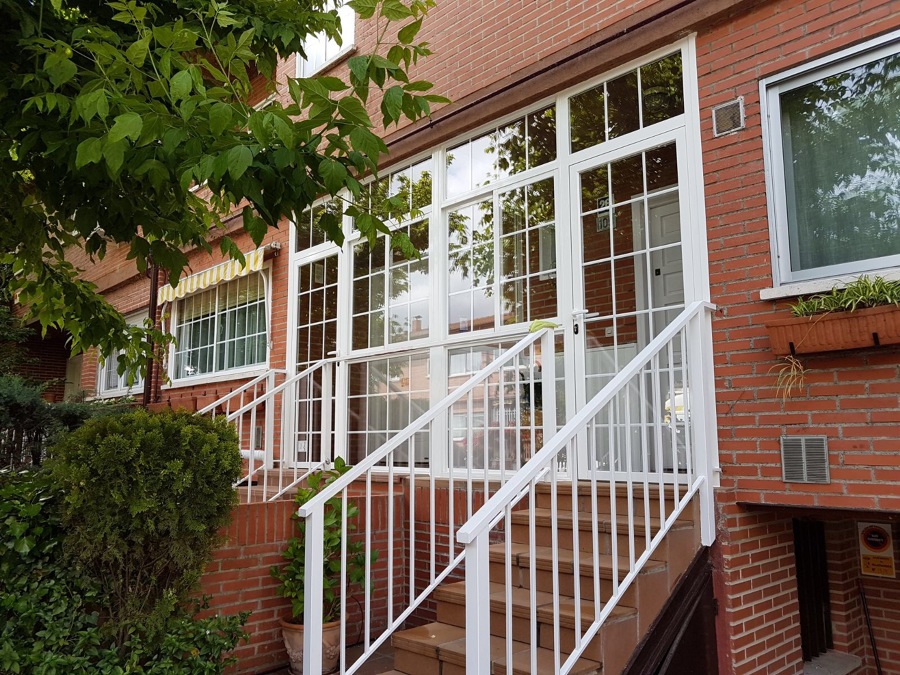 CERRAMIENTO PORCHE Y CONTRAVENTANAS