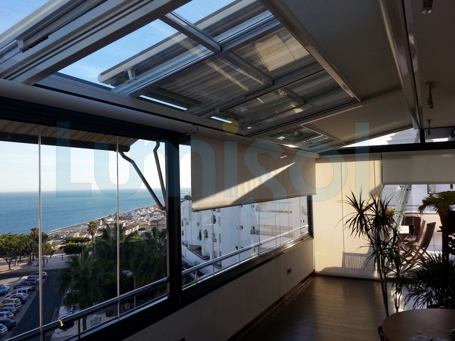 Cerramiento techo de cristal, toldos, cortina de cristal sin perfiles verticales tipo lumon