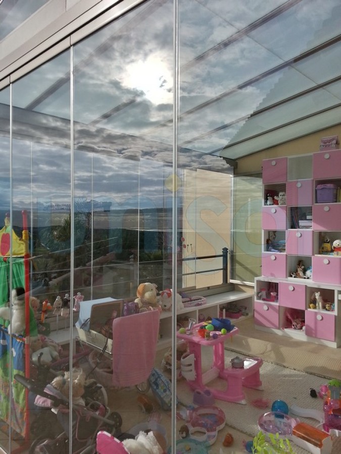 Cerramiento techo de cristal, toldos, cortina de cristal sin perfiles verticales tipo lumon