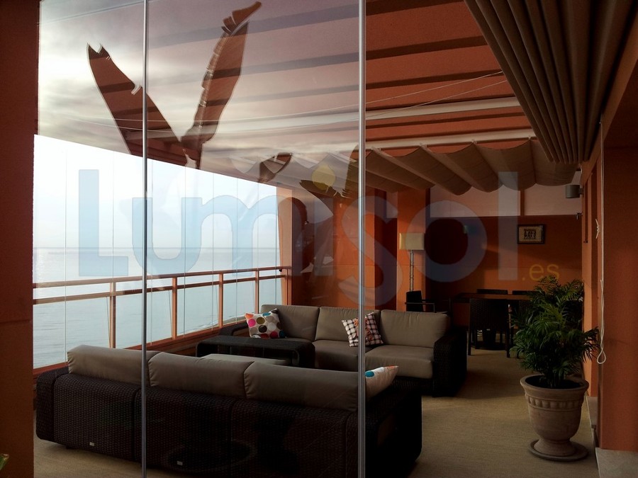 Cerramiento techo de cristal, toldos, cortina de cristal sin perfiles verticales tipo lumon