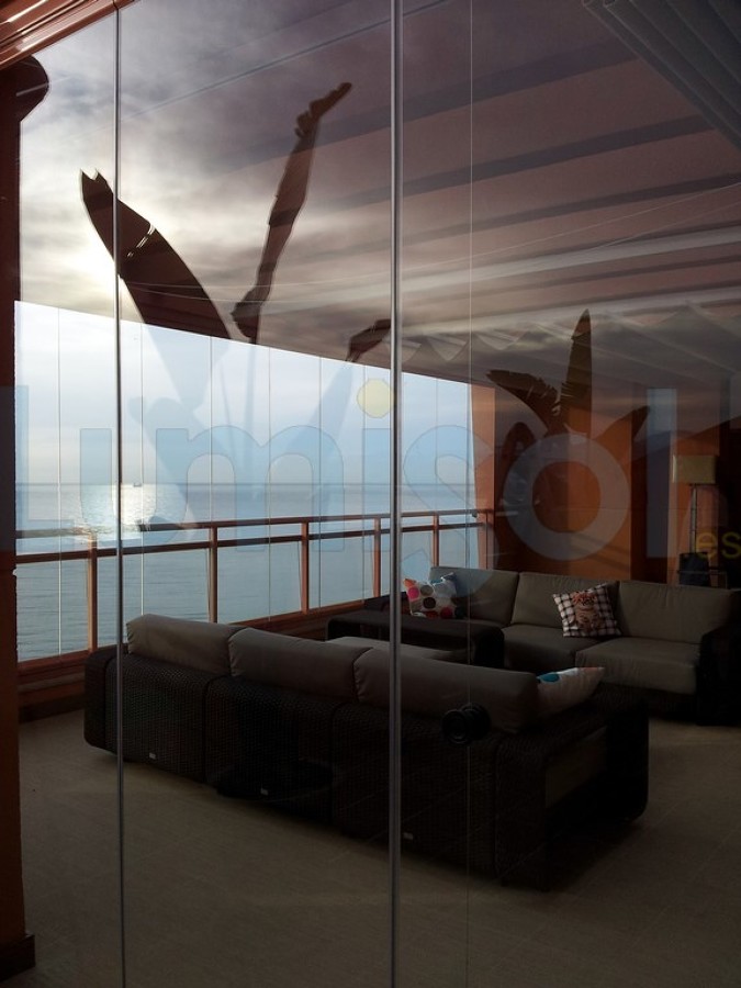 Cerramiento techo de cristal, toldos, cortina de cristal sin perfiles verticales tipo lumon