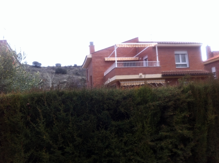 CERRAMIENTO TERRAZA CON CUBIERTA PANEL SANDWICH