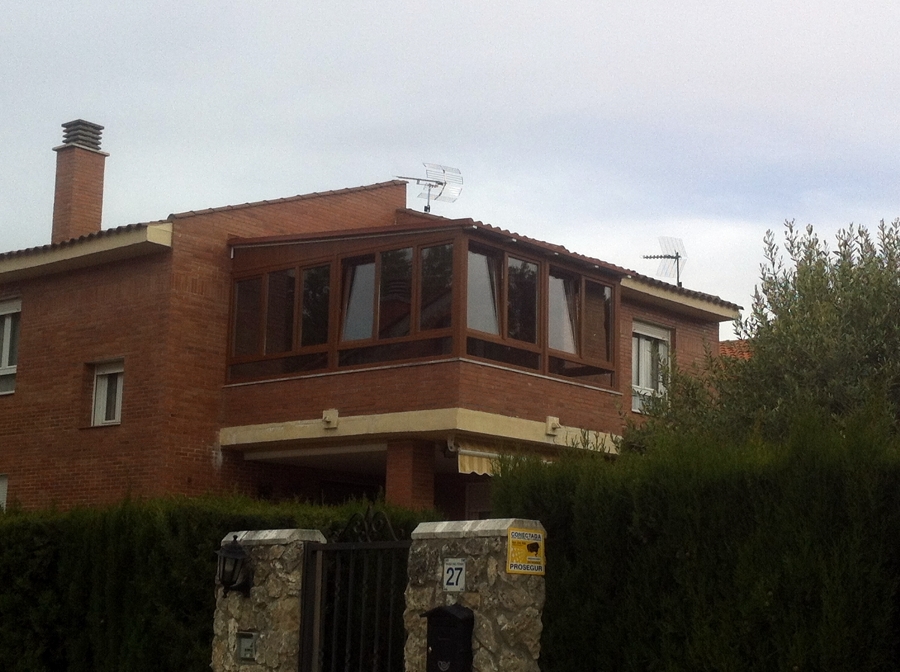 CERRAMIENTO TERRAZA CON CUBIERTA PANEL SANDWICH