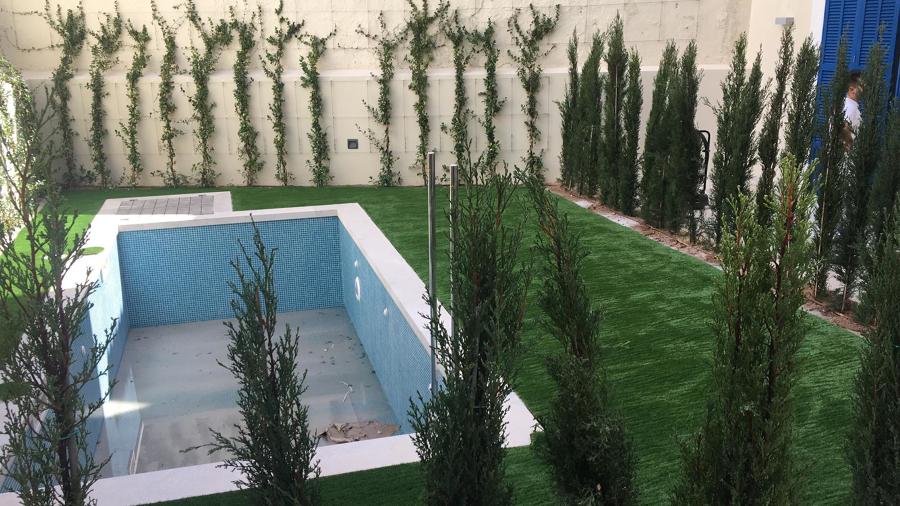 Césped artificial en zona piscina