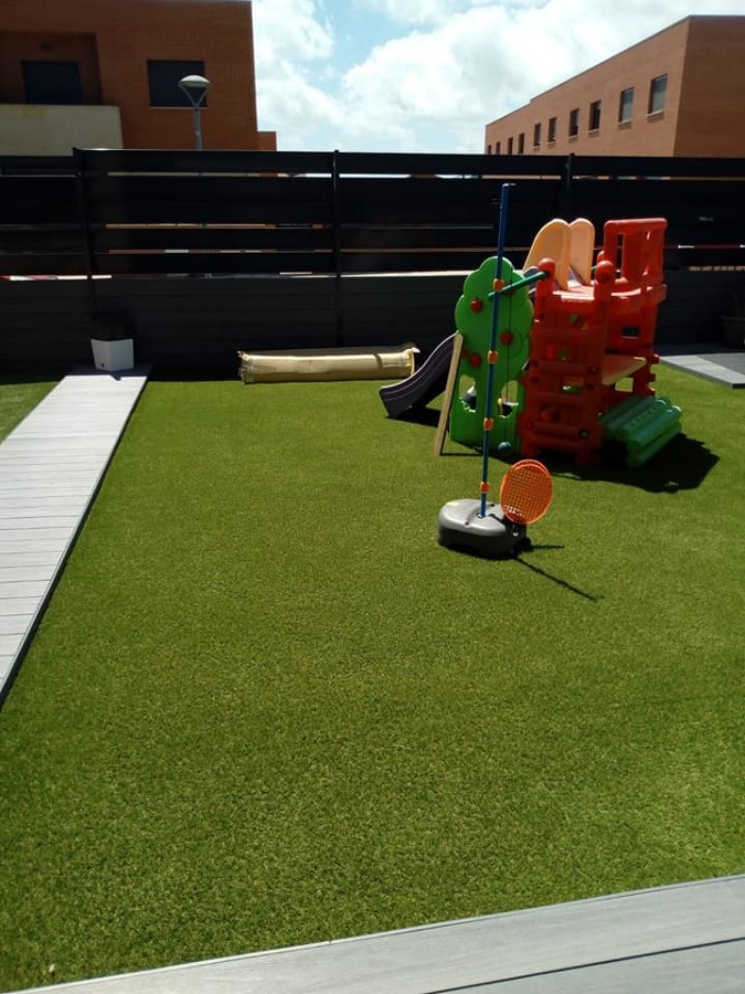 CÉSPED ARTIFICIAL , TARIMA Y VALLA SINTÉTICA