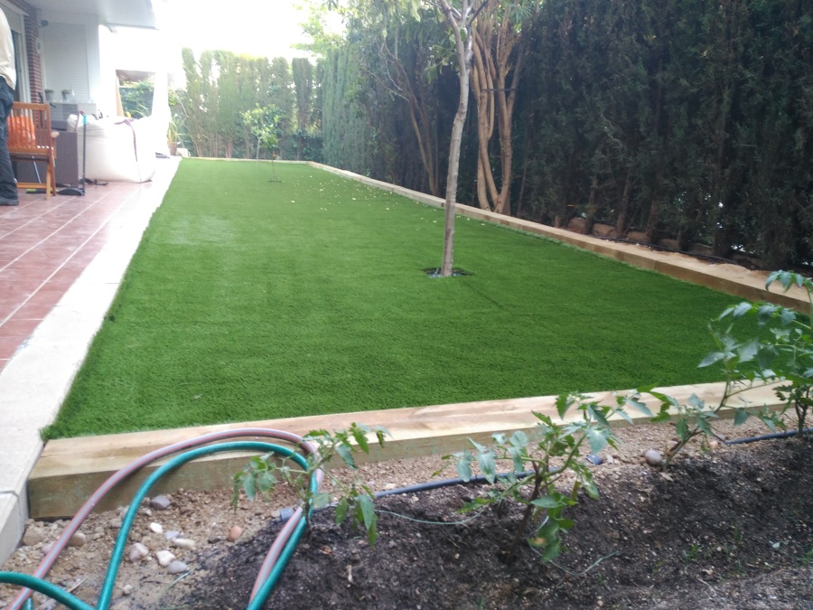 CÉSPED TOTALMENTE PRESENTADO.