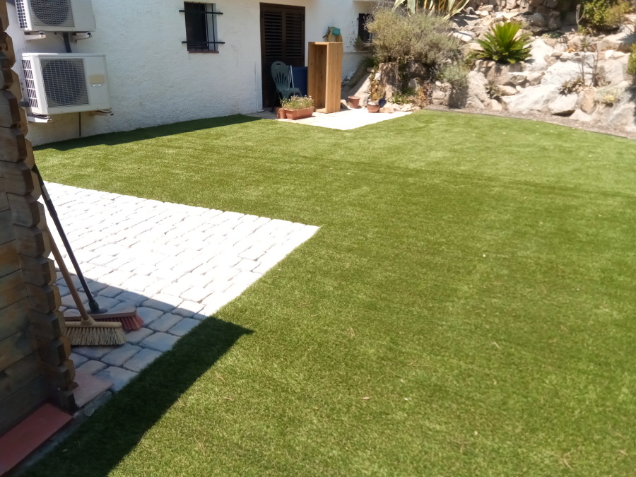 Césped y adoquines