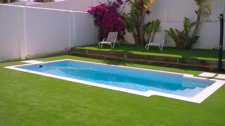 césped y piscina