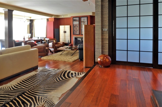 Chalet en Madrid, Contraste entre Oriente y occidente