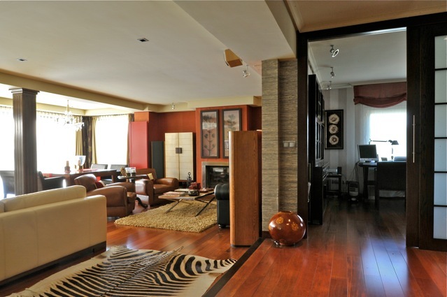 Chalet en Madrid, Contraste entre Oriente y occidente