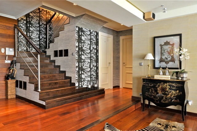 Chalet en Madrid, Contraste entre Oriente y occidente