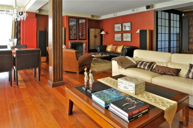 Chalet en Madrid, Contraste entre Oriente y occidente