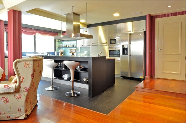 Chalet en Madrid, Contraste entre Oriente y occidente