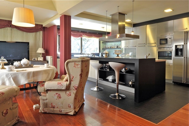 Chalet en Madrid, Contraste entre Oriente y occidente