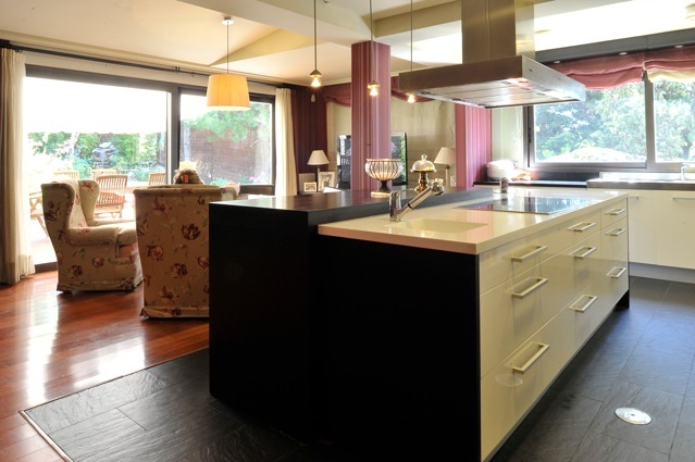 Chalet en Madrid, Contraste entre Oriente y occidente