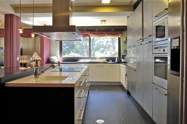 Chalet en Madrid, Contraste entre Oriente y occidente