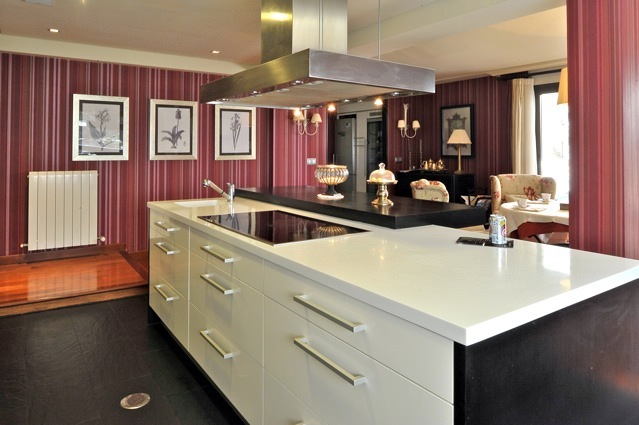 Chalet en Madrid, Contraste entre Oriente y occidente