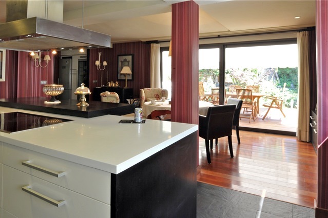 Chalet en Madrid, Contraste entre Oriente y occidente