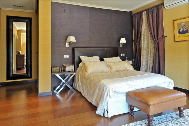 Chalet en Madrid, Contraste entre Oriente y occidente