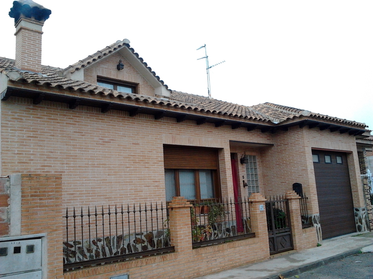 CHALET INDIVIDUAL ADOSADO.