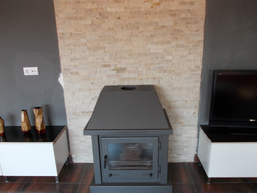 chemenea con pared de piedra 