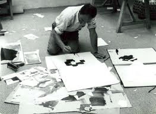 Chillida con sus bocetos