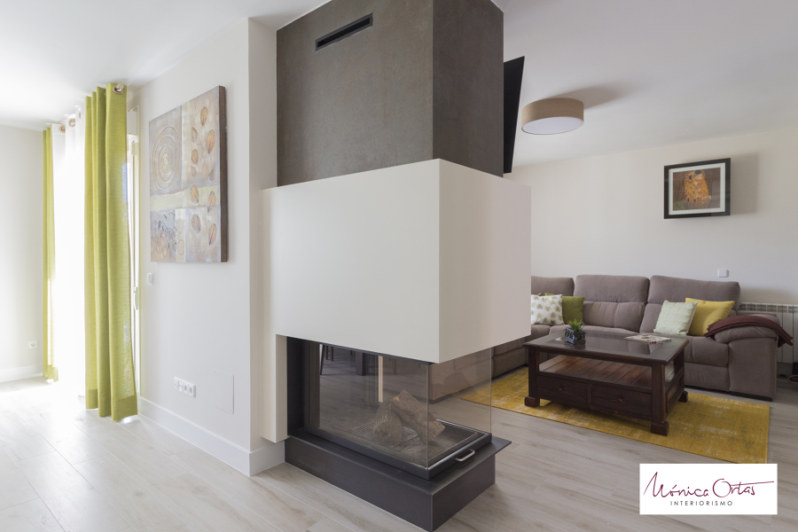 Chimenea a tres caras como punto central