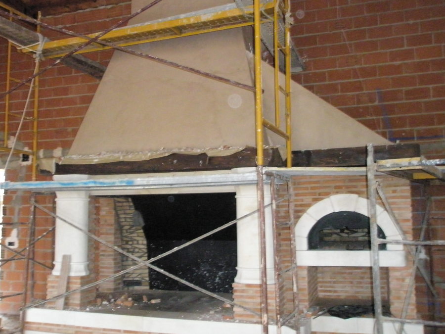 Chimenea abierta gigante, con horno