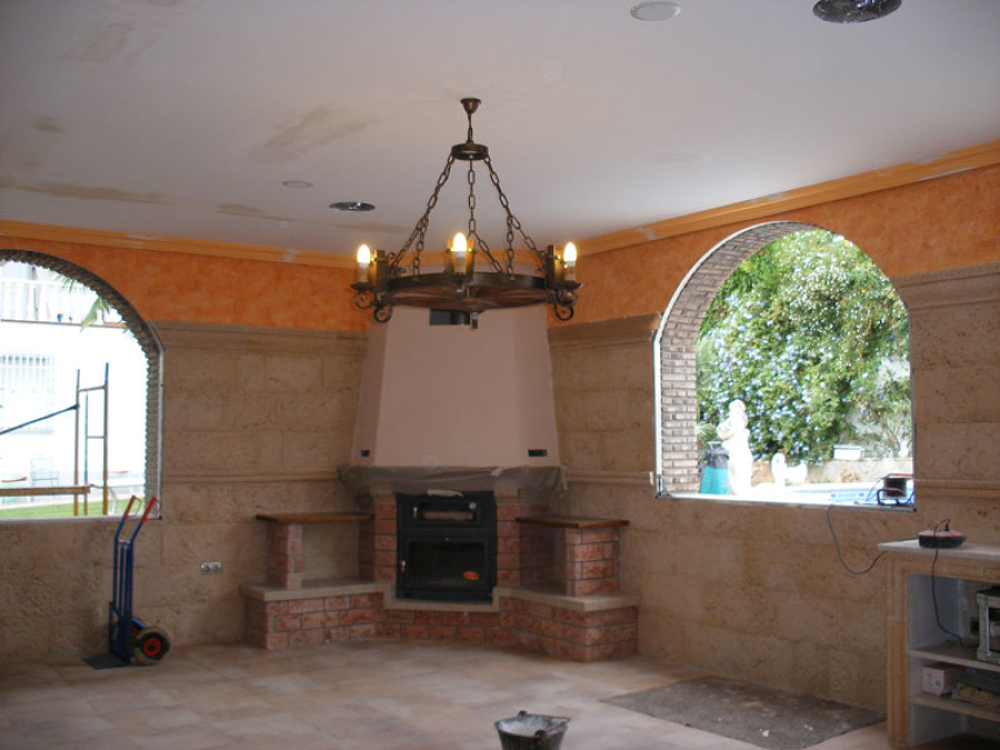 Chimenea ceradacon horno de leña en salón.