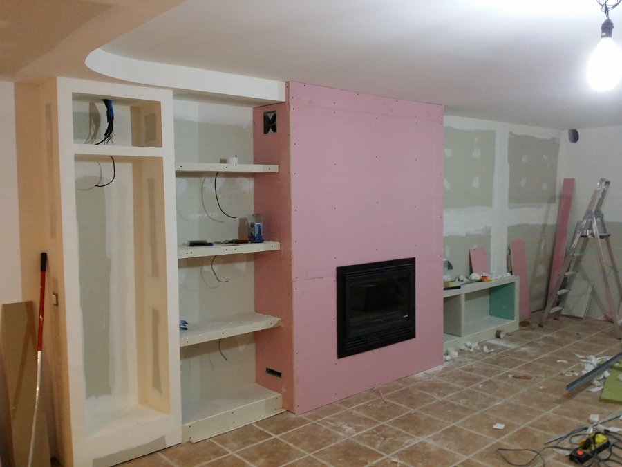 chimenea con estantes y vitrina