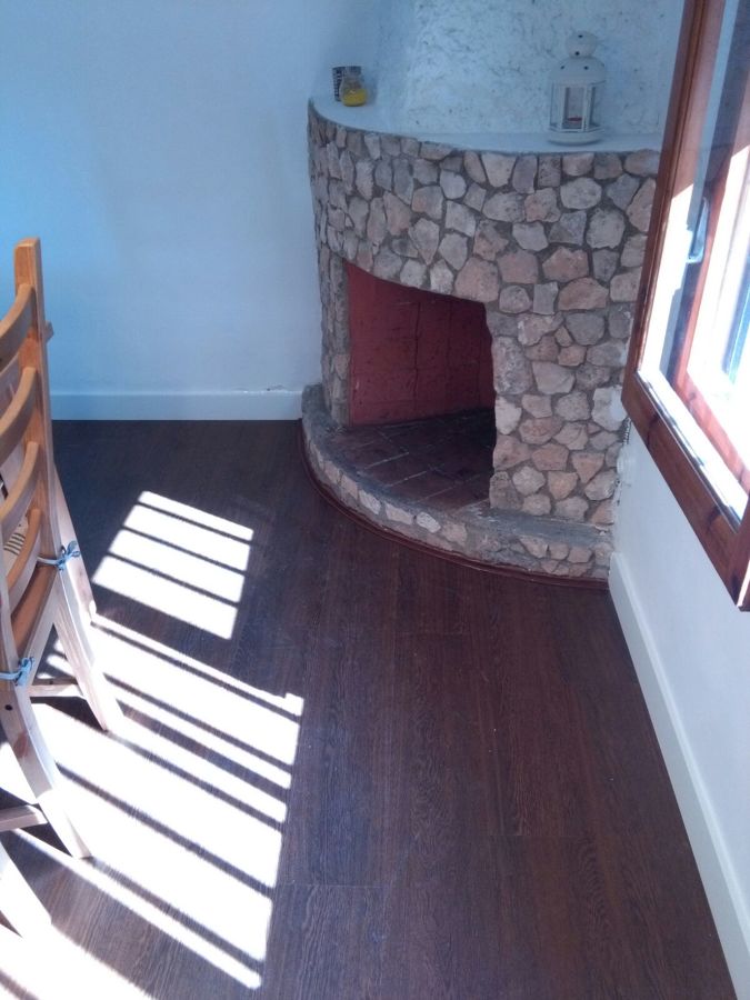 chimenea con zocalo rebordeado 