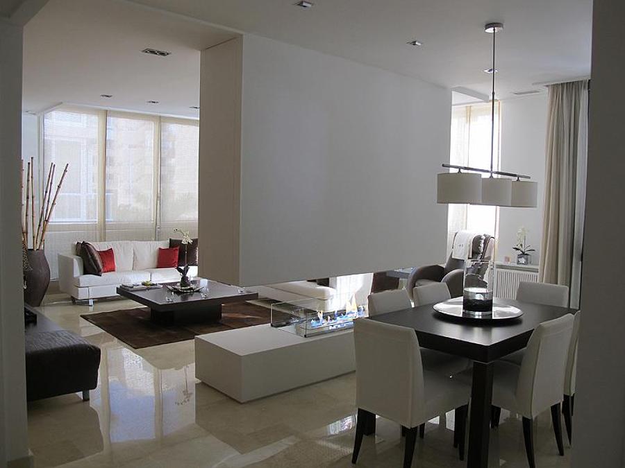 Chimenea de bioetanol encastrada en mueble bajo