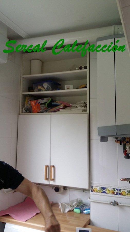 Chimenea de la nueva caldera de condensación,en el interior del tendedero de vivienda.