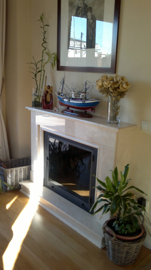 Chimenea de marmol, con hogar metalico y puerta