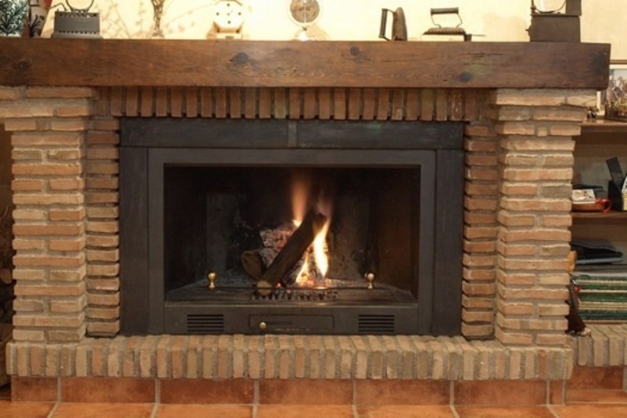 Chimenea para salón, con leñero y repisa