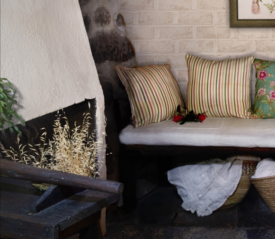 Chimenea y banco escano