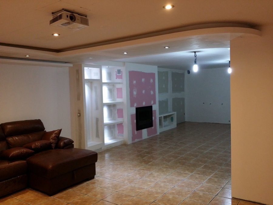 chimenea y estanterias listas para pintar