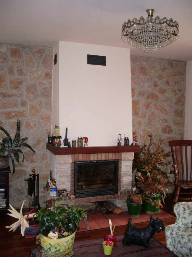 Chimenea y pared de piedra
