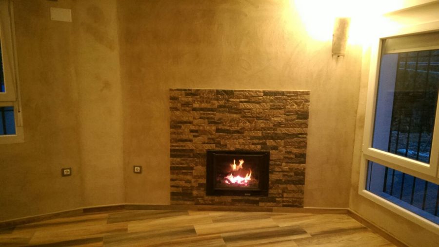 Chimenea y reforma en habitación completa