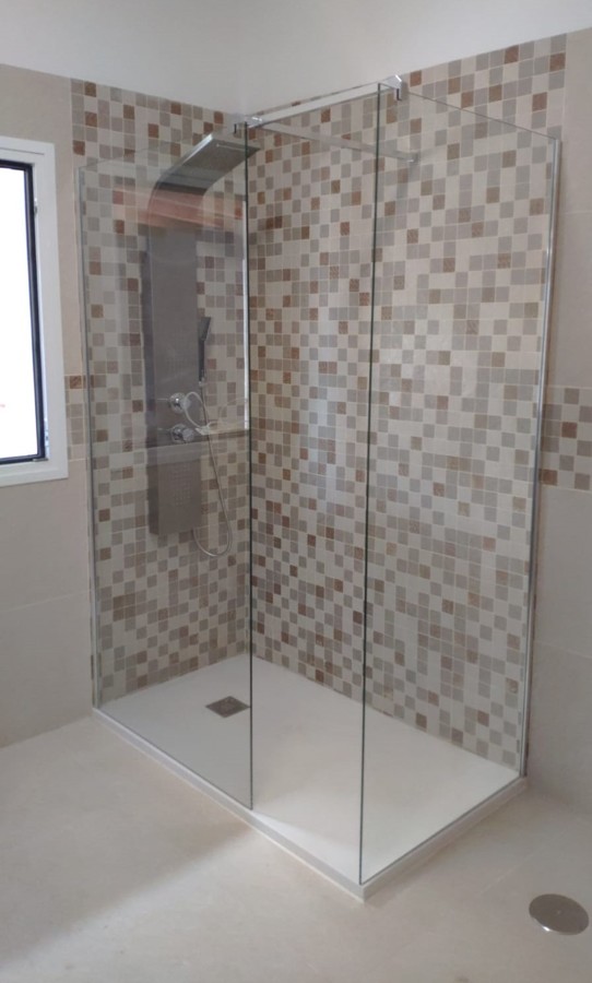 Cierre de ducha mediante paneles