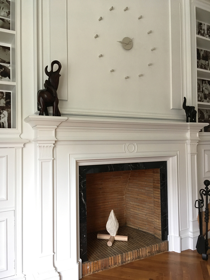 Cimenea con Reloj y lampara hechas a medida