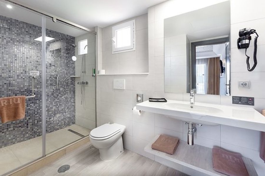 Cisterna oculta y lavabo de resina