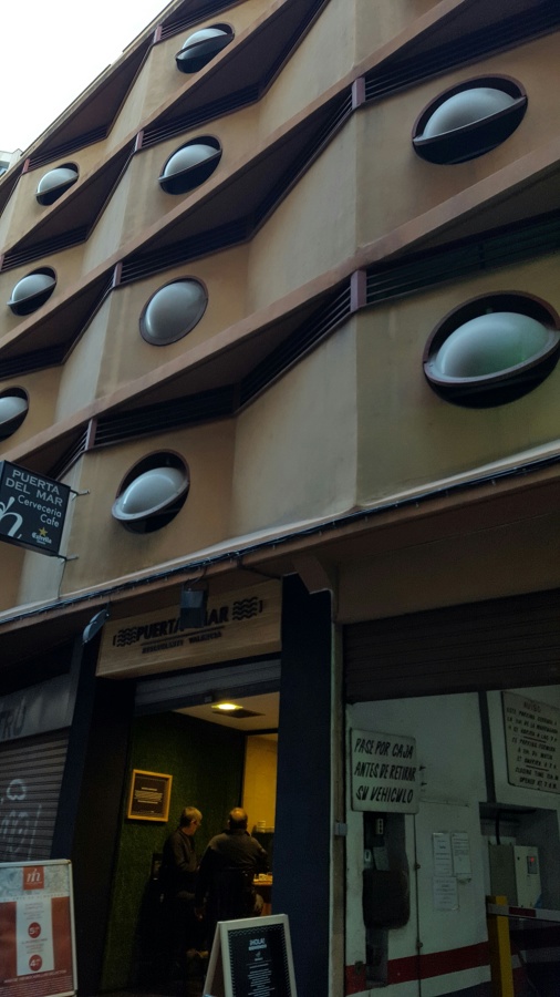 Claraboyas circulares en fachada