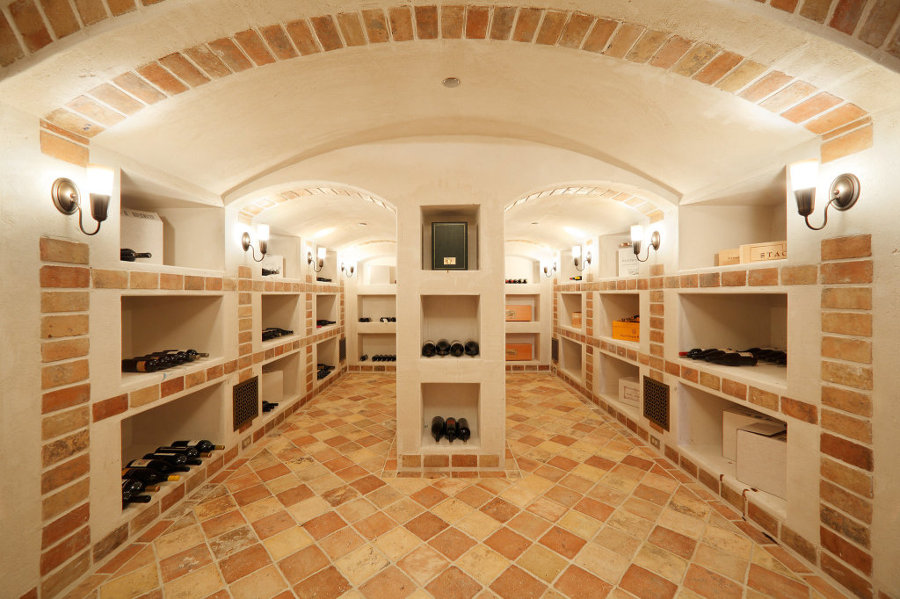 climate-controlled-wine-cellar-must-any-luxury-estate-1024x682