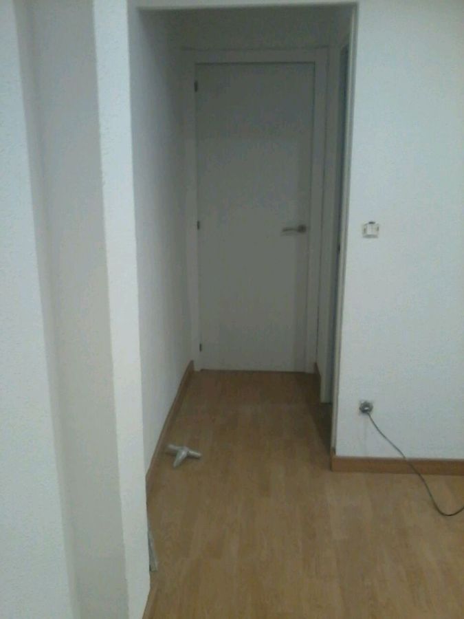 clocacion de tarrima flotante y puerta maciza